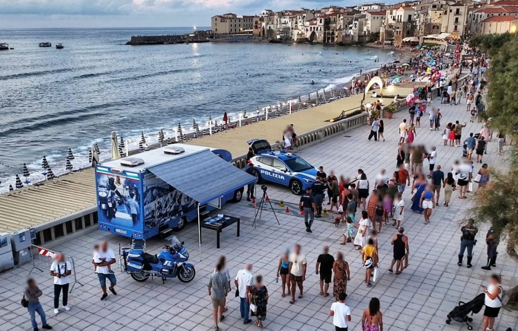 “E… STATE CON NOI”, LA CAMPAGNA INFORMATIVA DELLA POLIZIA  A CEFALÙ