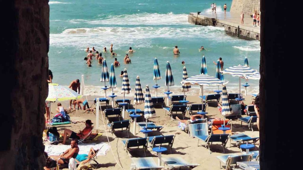 Ferragosto a Cefalù: ordinanza anti-degrado su vetro, alcol, fuochi e bivacchi